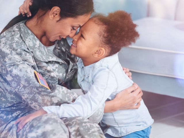 军人妈妈和女儿拥抱在一起