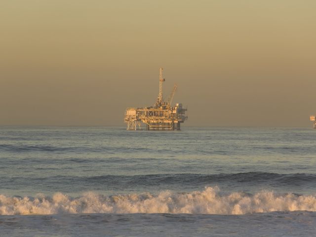 石油钻井平台海上